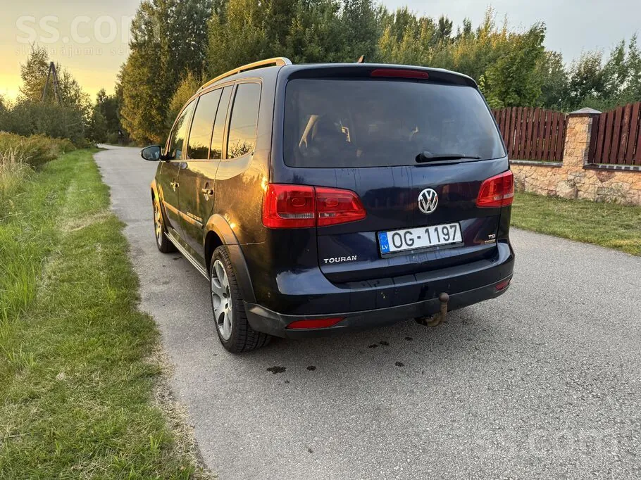 Volkswagen Cross Touran 2012 photo 3