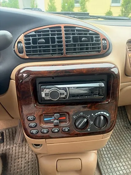 Chrysler Voyager 1997 photo 2