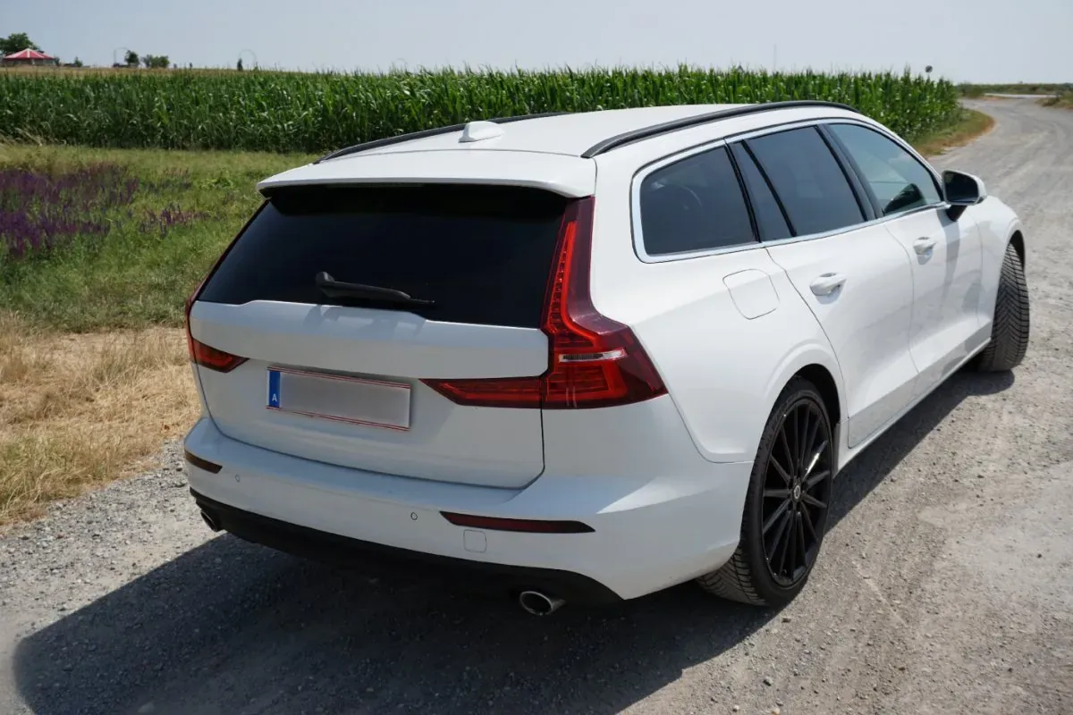 Volvo V60 2022 photo 2