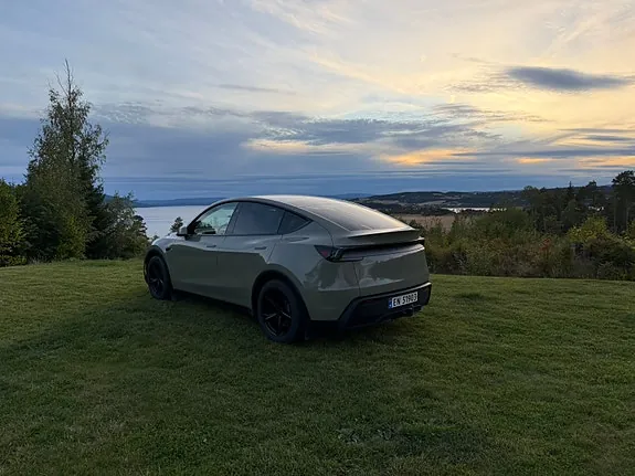 Tesla Model Y 2025 photo 4