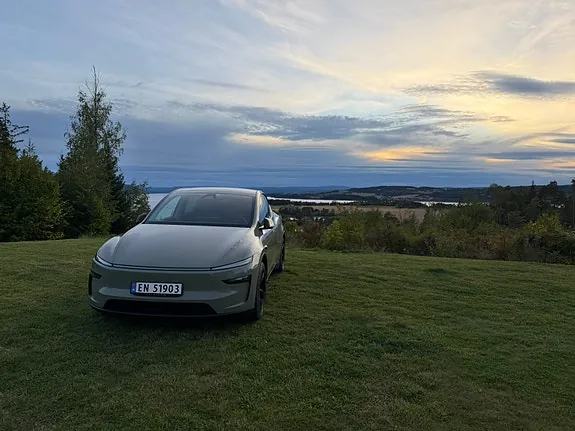 Tesla Model Y 2025 photo 5