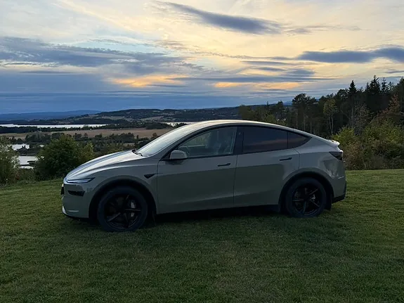 Tesla Model Y 2025 photo 2