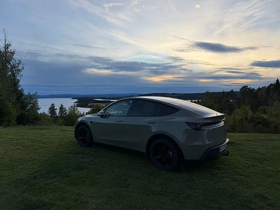 Tesla Model Y 2025 photo 3