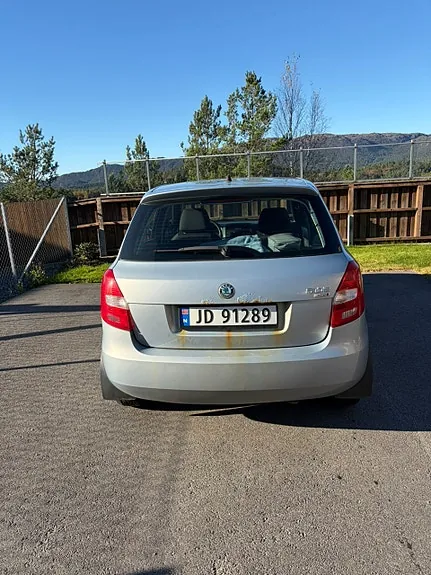 Skoda Fabia 2011 photo 2