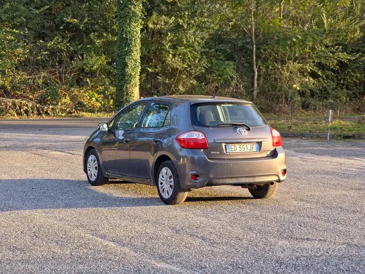 Toyota Auris 2010 photo 3