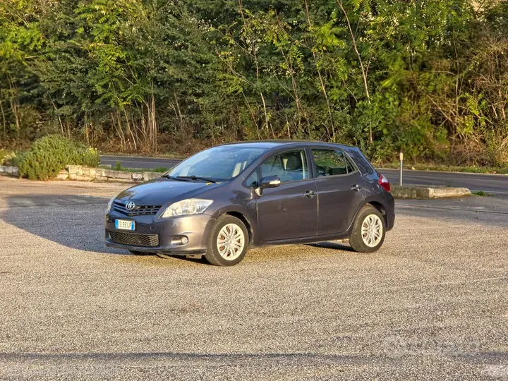 Toyota Auris 2010 photo 2