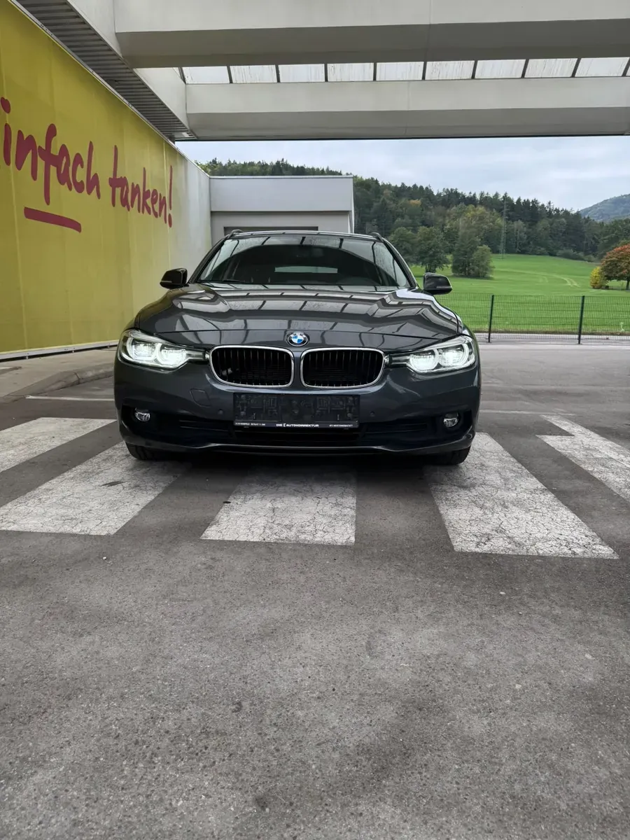 BMW 3 Series 2018 photo 2