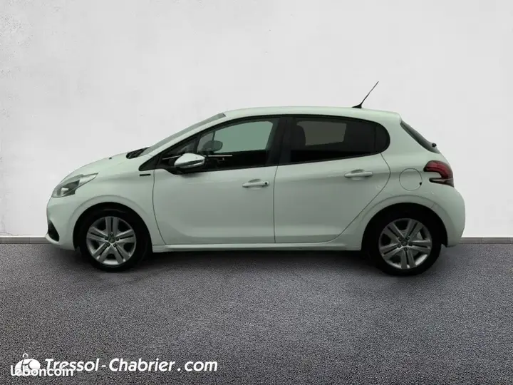 Peugeot 208 2019 photo 2