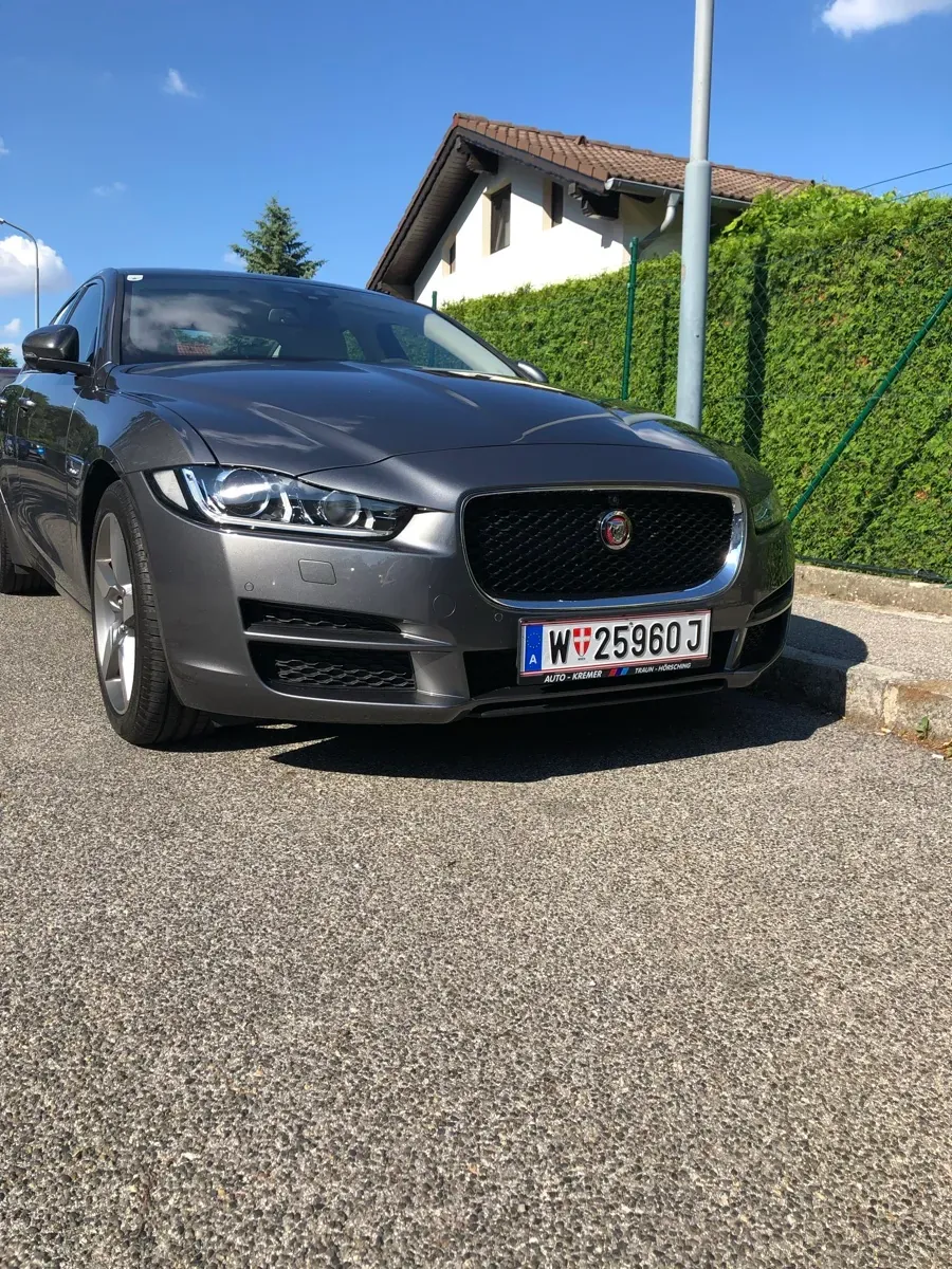 Jaguar Xe 2015 photo 3