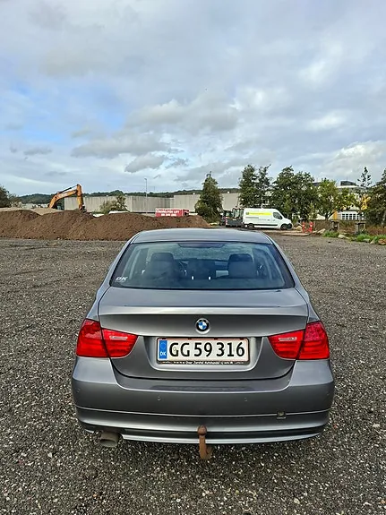 BMW 318D 2010 photo 3