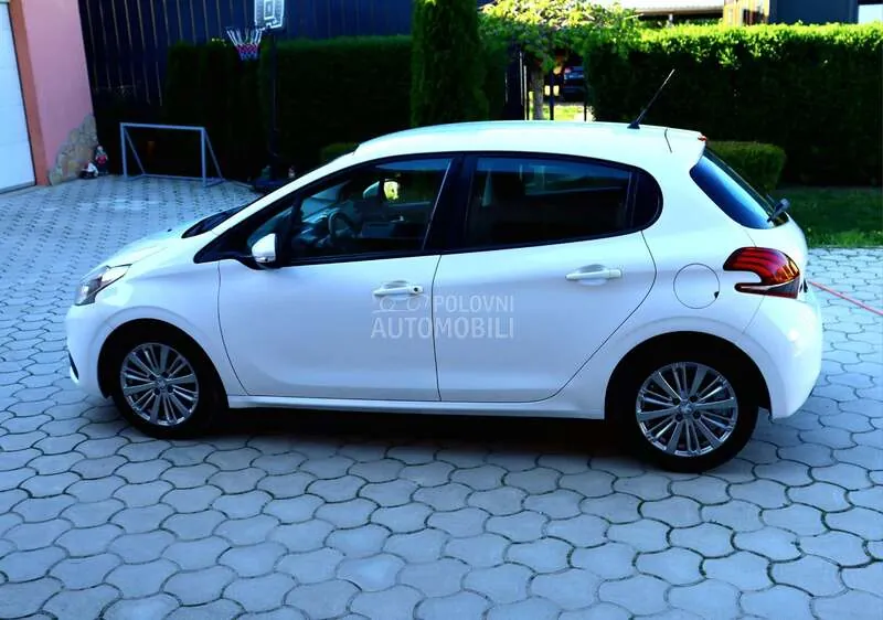 Peugeot 208 2018 photo 3