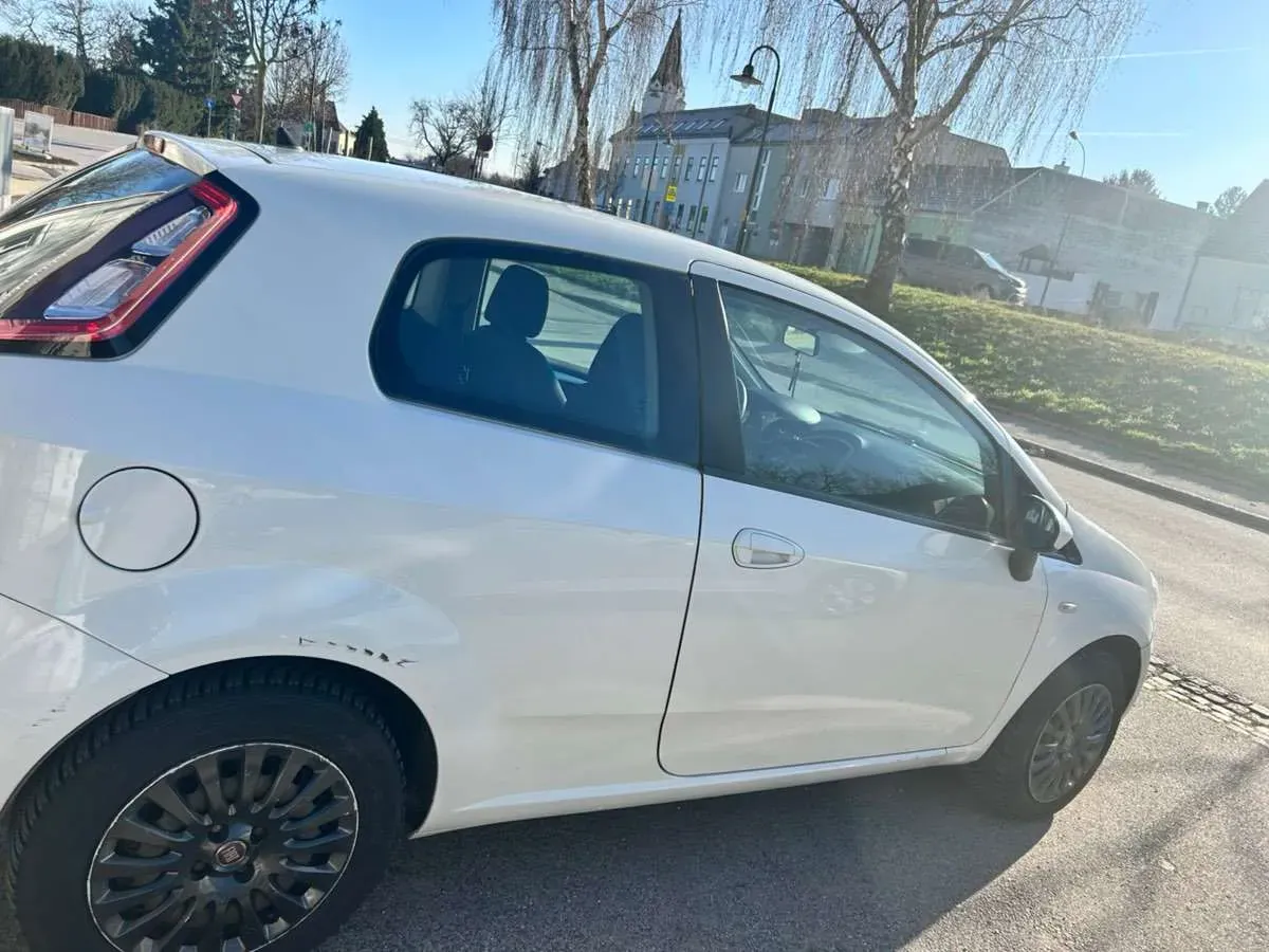 Fiat Punto 2012 photo 2