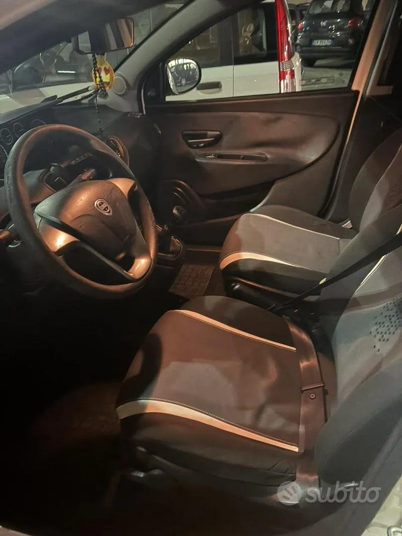 Lancia Ypsilon