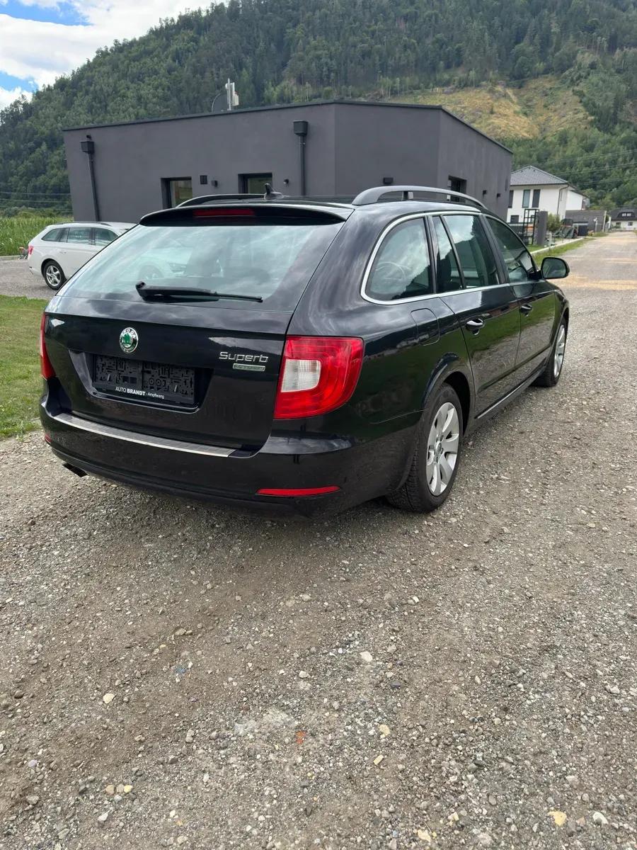 Skoda Superb 2012 photo 3