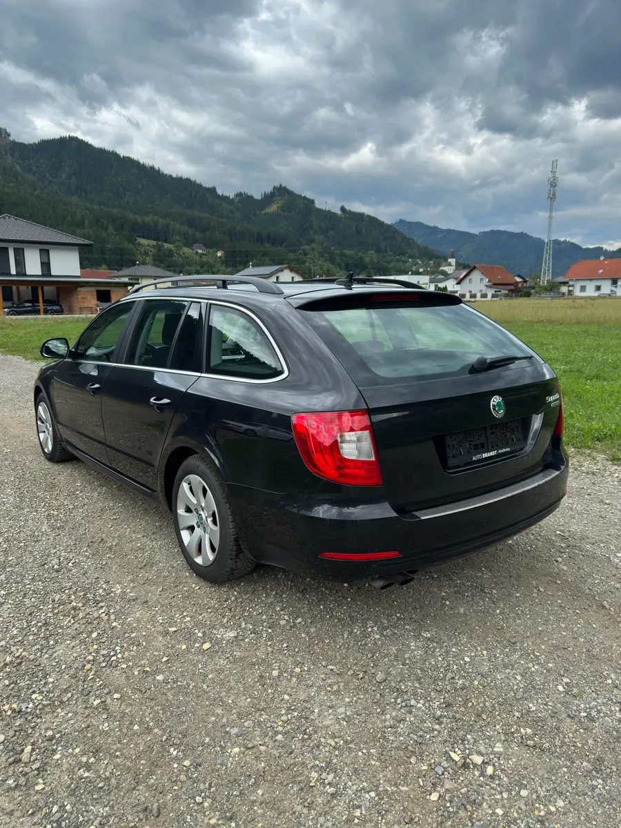 Skoda Superb 2012 photo 2