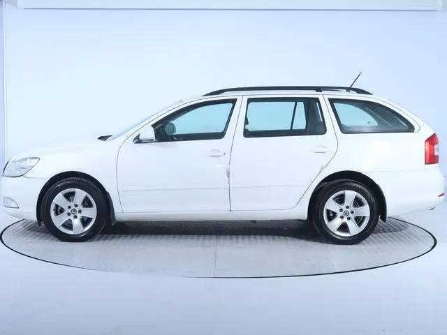 Skoda Octavia 2011 photo 2