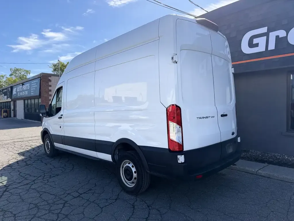 Ford Transit 2023 photo 3