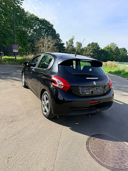 Peugeot 208 2012 photo 2