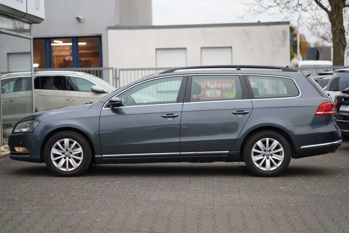 Volkswagen Passat Variant 2011 photo 2