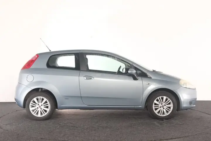 Fiat Grande Punto 2009 photo 3