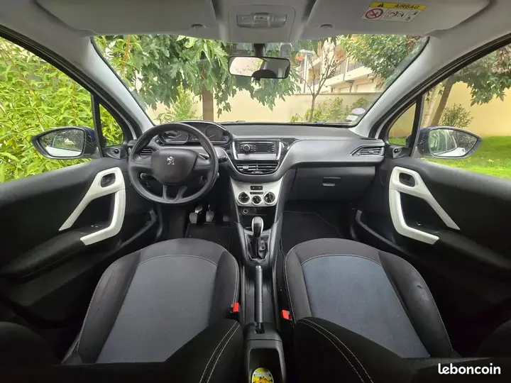 Peugeot 208 2018 photo 3