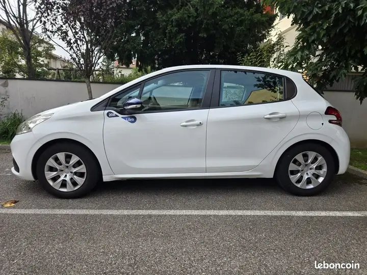 Peugeot 208 2018 photo 2