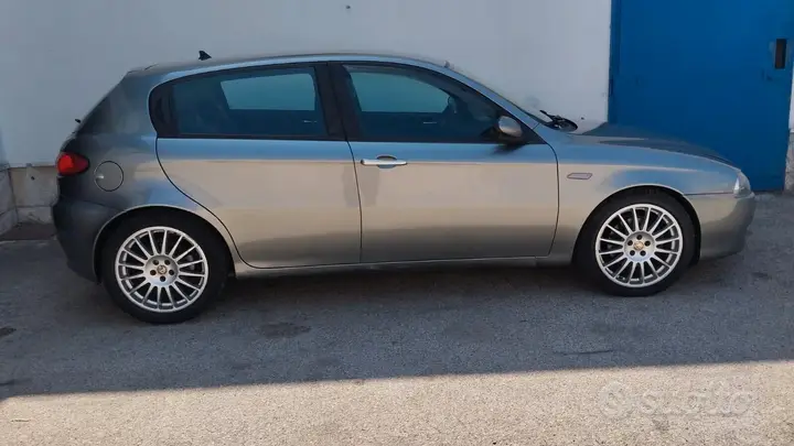 Alfa Romeo 147 2006 photo 2