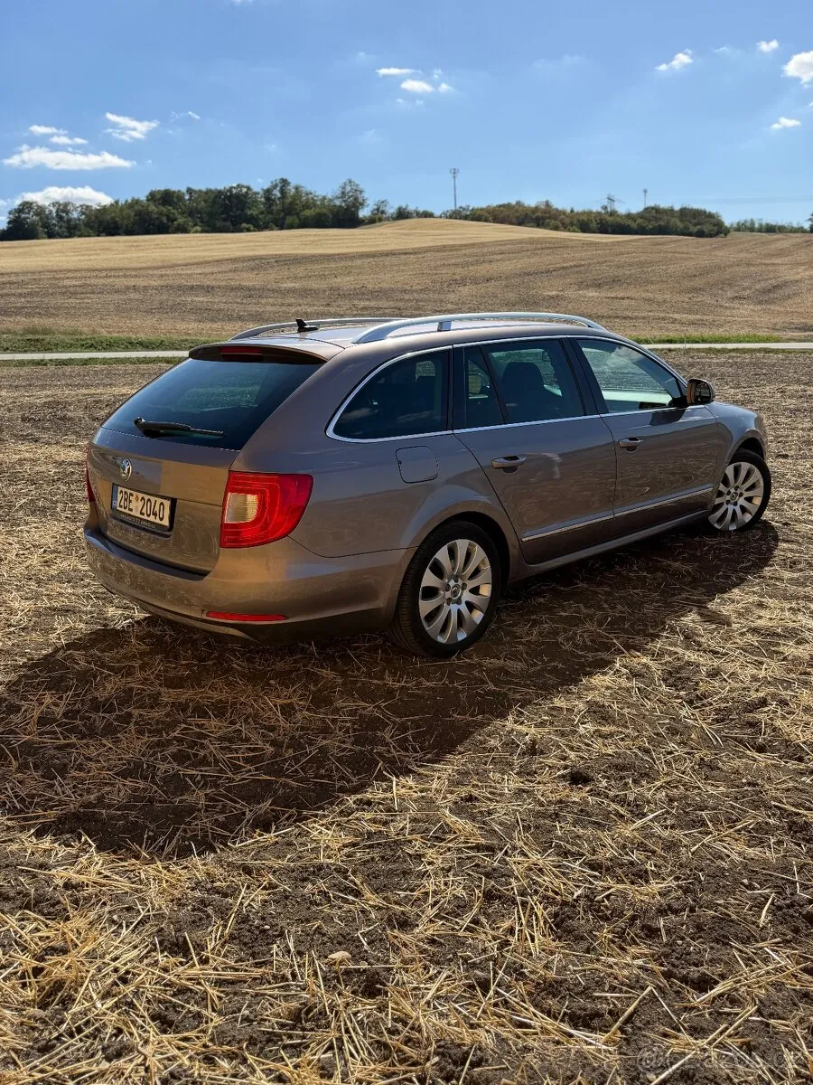 Skoda Superb 2010 photo 2