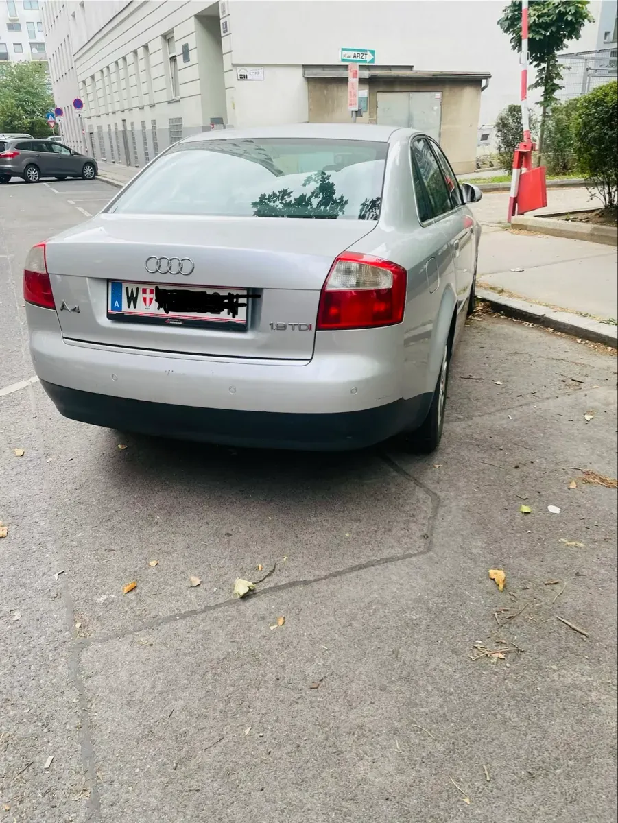 Audi A4 2003 photo 2