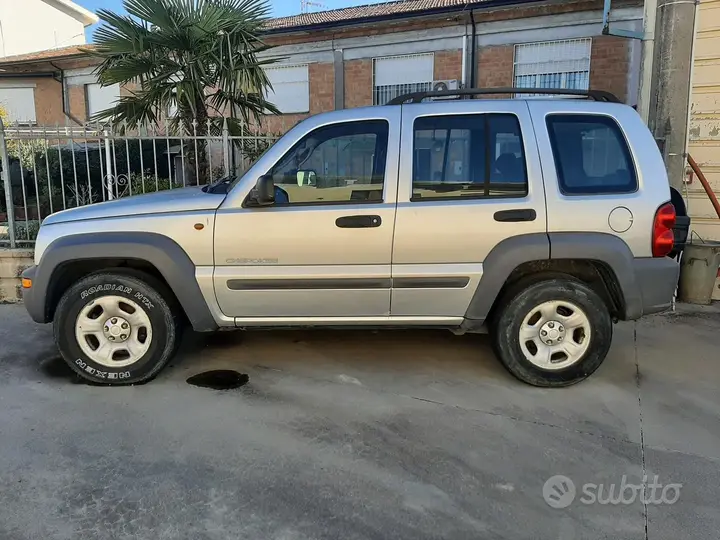 Jeep Cherokee 2004 photo 2