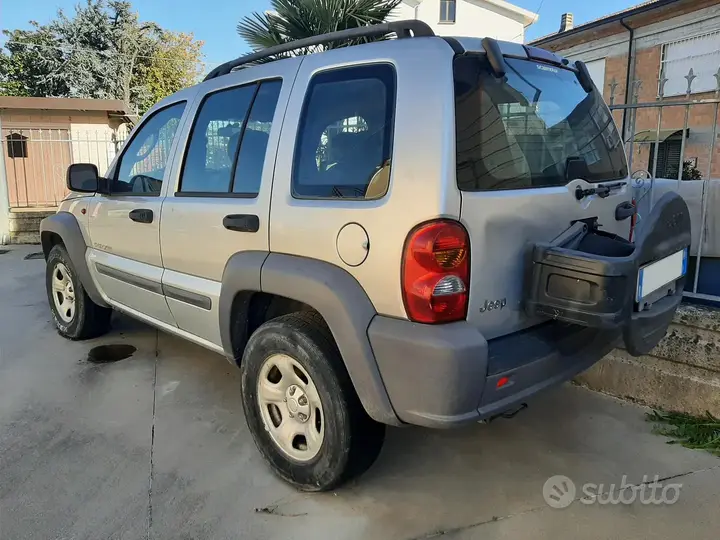 Jeep Cherokee 2004 photo 3