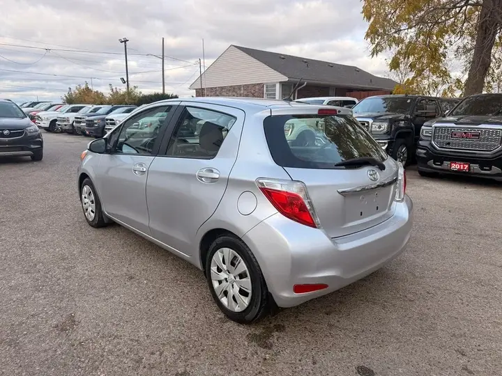 Toyota Yaris 2012 photo 5