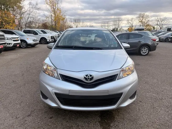 Toyota Yaris 2012 photo 2