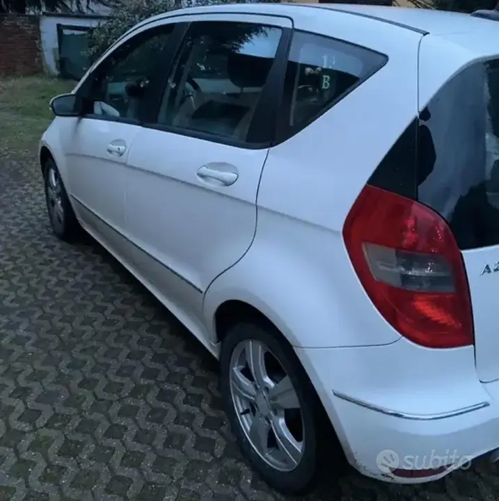 Mercedes-Benz A-Class 2010 photo 2