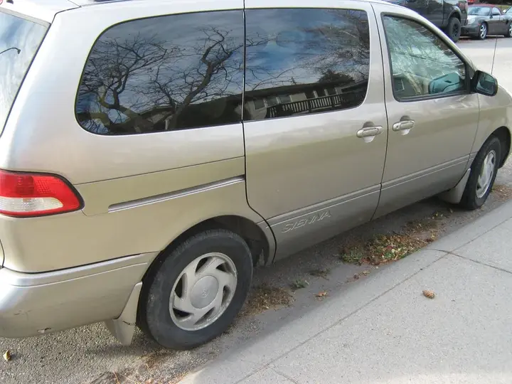 Toyota Sienna 2001 photo 3
