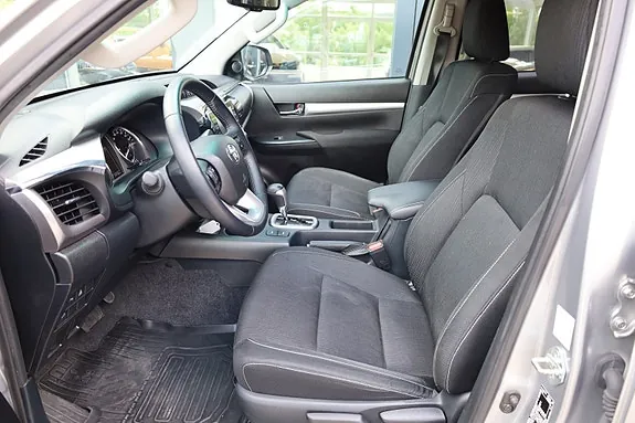 Toyota Hilux 2023 photo 2