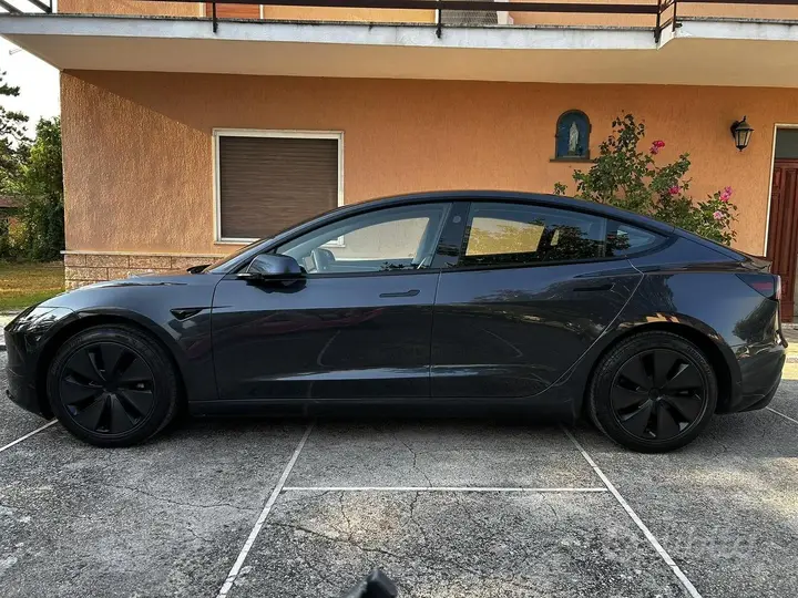 Tesla Model 3 2025 photo 2