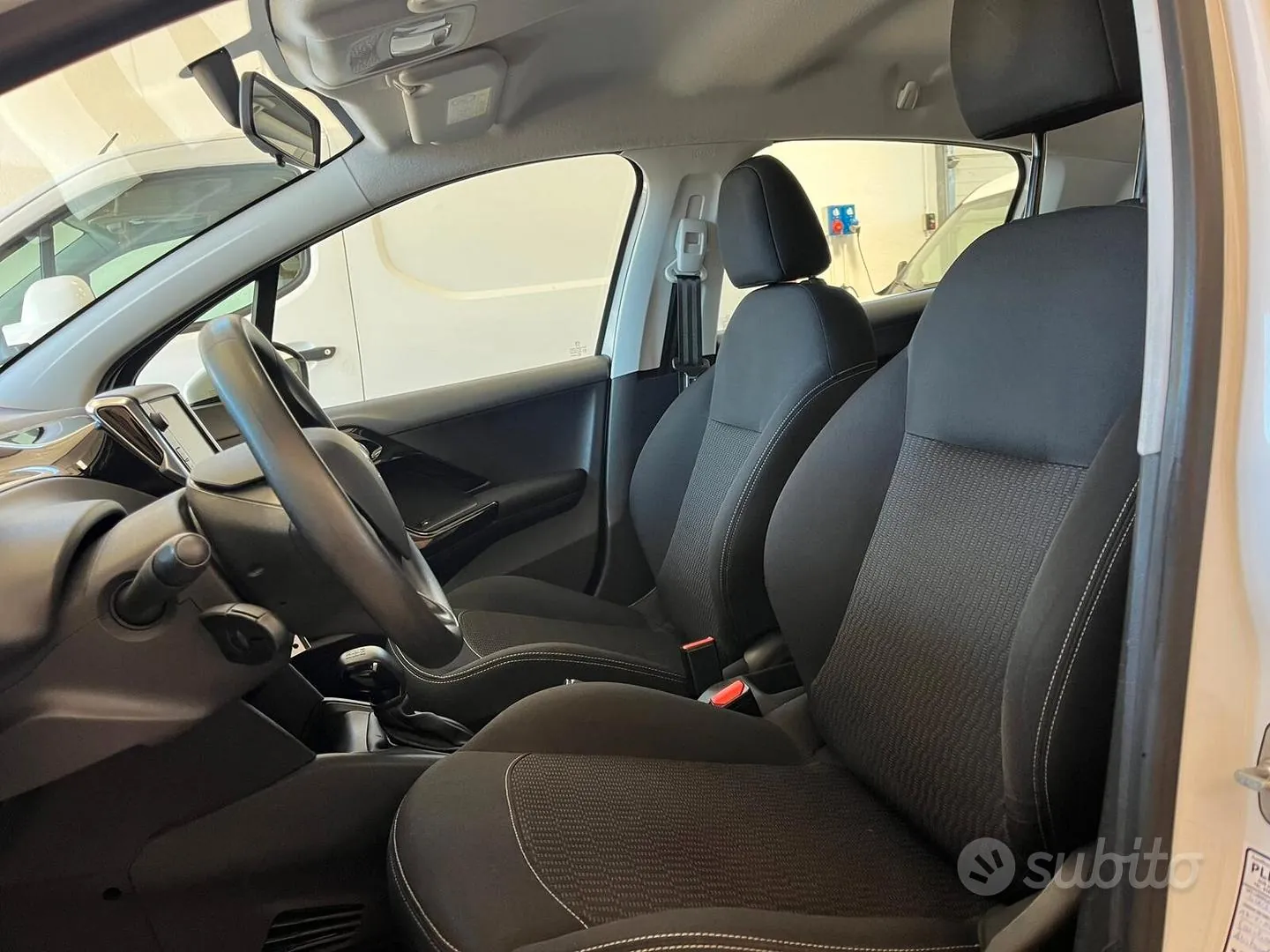 Peugeot 208 2017 photo 2