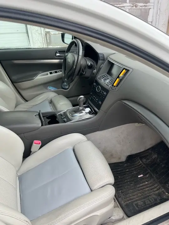 Infiniti G37X 2011 photo 2