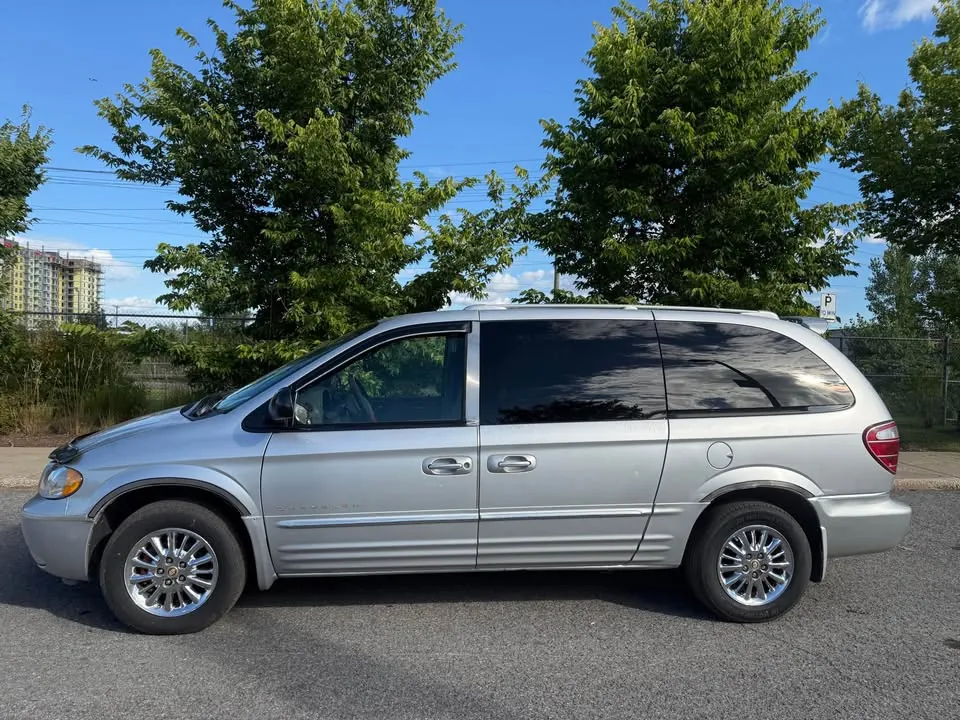 Chrysler Town & Country 2001 photo 2