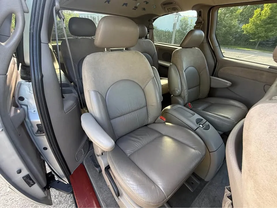 Chrysler Town & Country 2001 photo 4