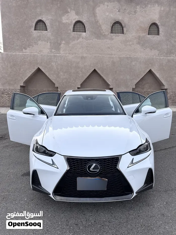 Lexus Is 300 2018 photo 2
