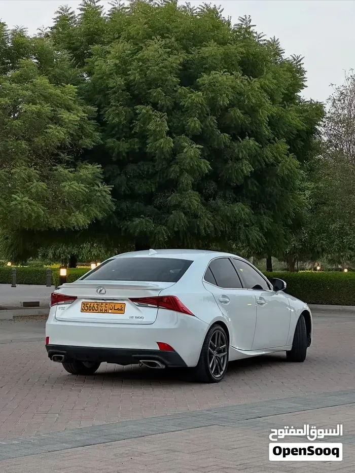Lexus Is 300 2018 photo 3