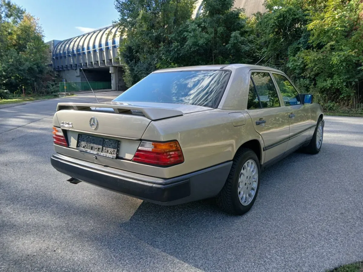 Mercedes-Benz E-Class 1989 photo 2