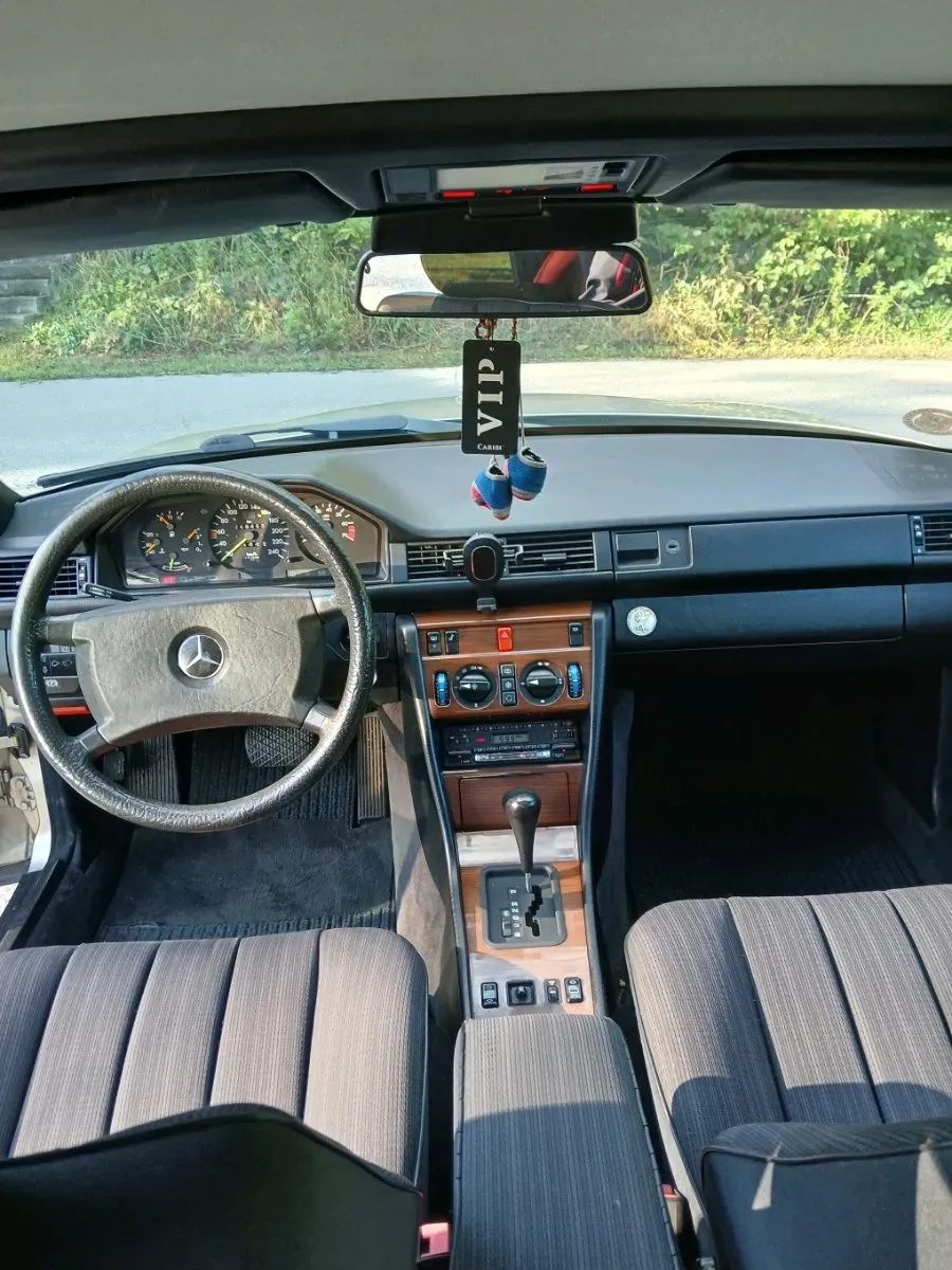 Mercedes-Benz E-Class 1989 photo 3