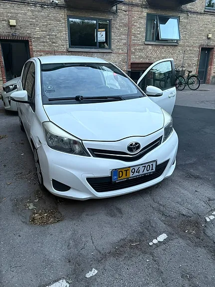 Toyota Yaris 2011 photo 2