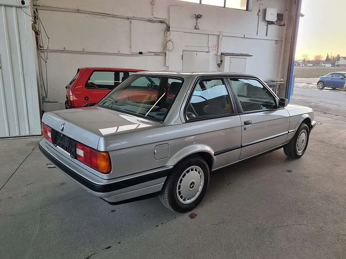 BMW 3 Series 1990 photo 5