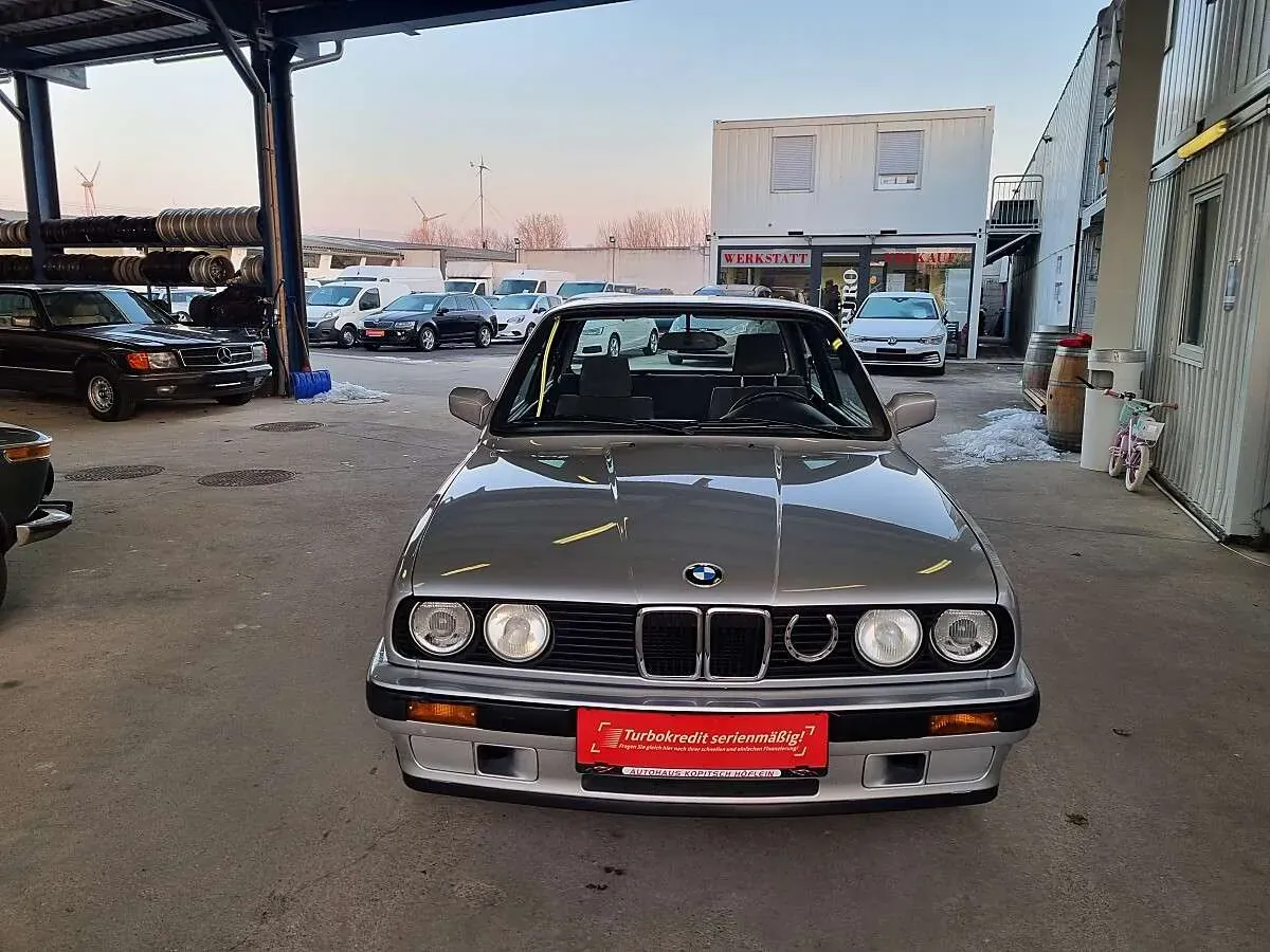 BMW 3 Series 1990 photo 2