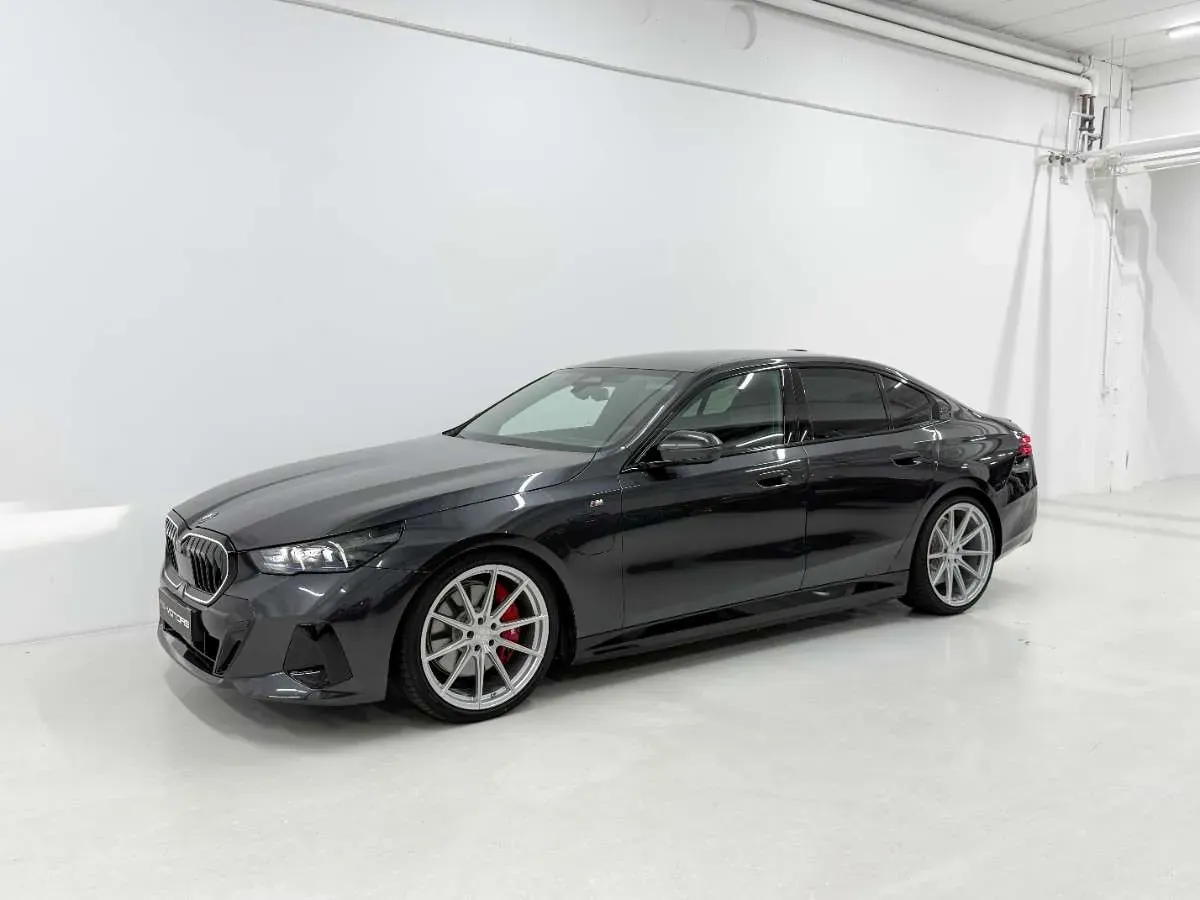 BMW 5 Series 2025 photo 2