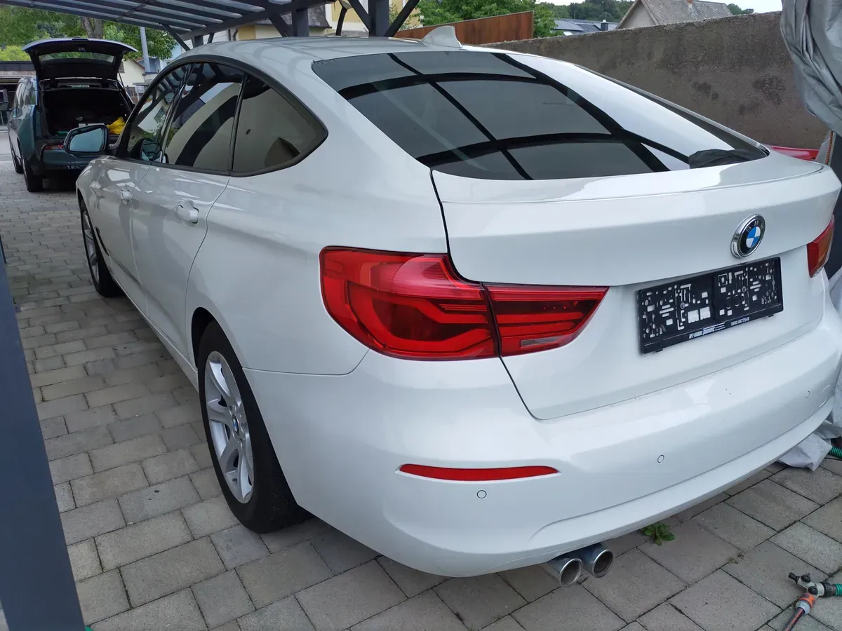 BMW 3 Series 2018 photo 3